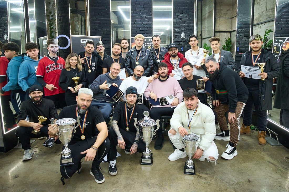 Fotografie de grup cu trofee, câștigătorii unei competiții de barbering