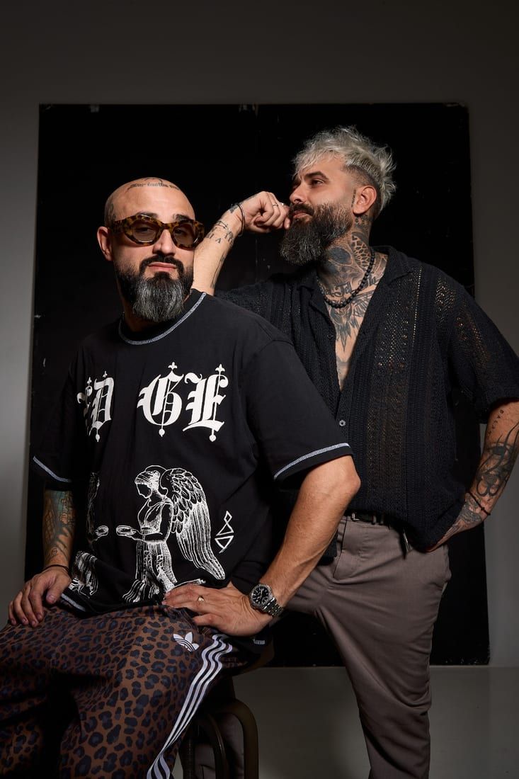 Liviu Manolache alături de un coleg barber, pozând împreună