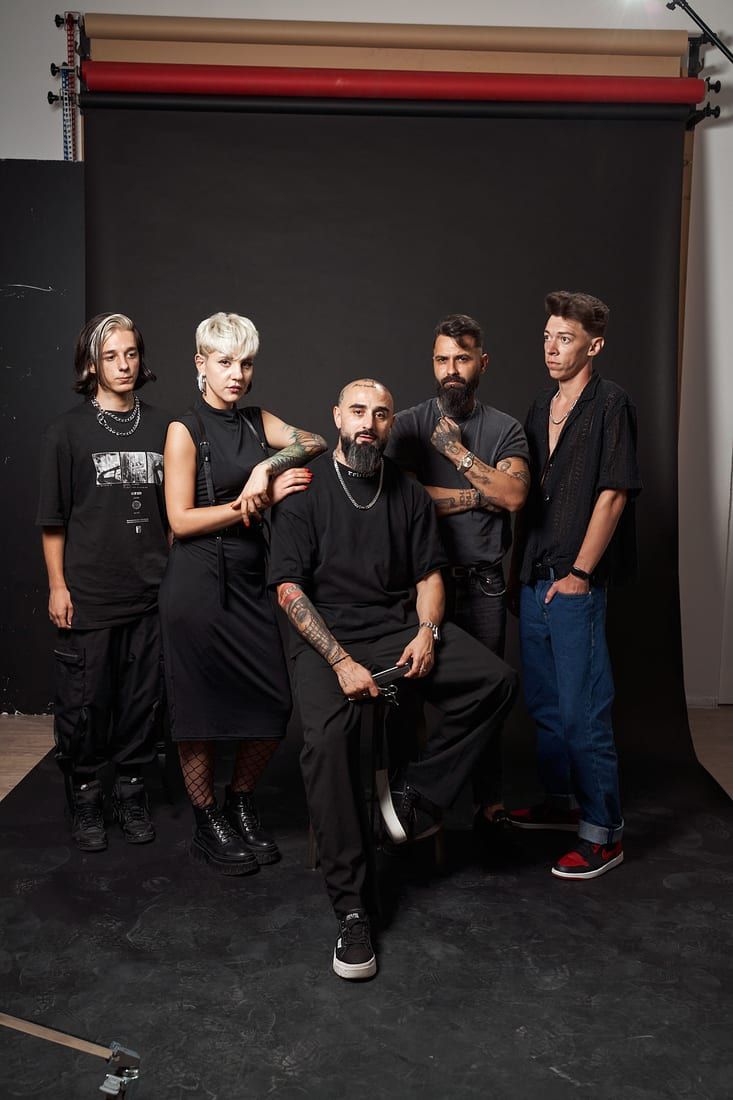 Fotografie de echipă în studio, pe fundal întunecat