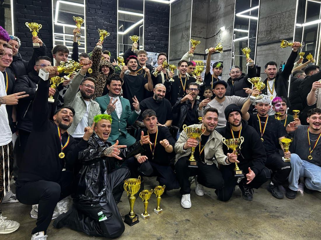 Grup numeros cu trofee, sub luminile hexagonale ale academiei